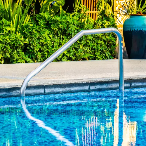 Barandilla de acero inoxidable en borde de piscina, imagen de categor&iacute;a accesorios